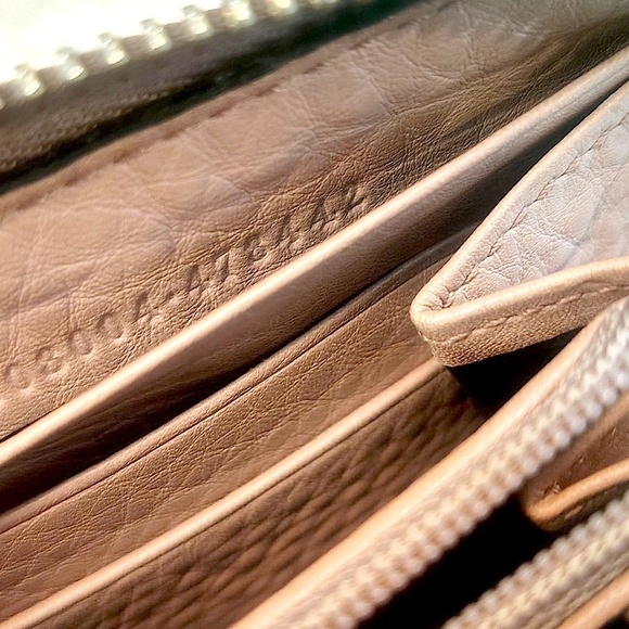 GUCCI Pink/Mauve Pebbled Leather SOHO Interlocking G Tassel Zip Around Wallet. - Picture 9 of 10